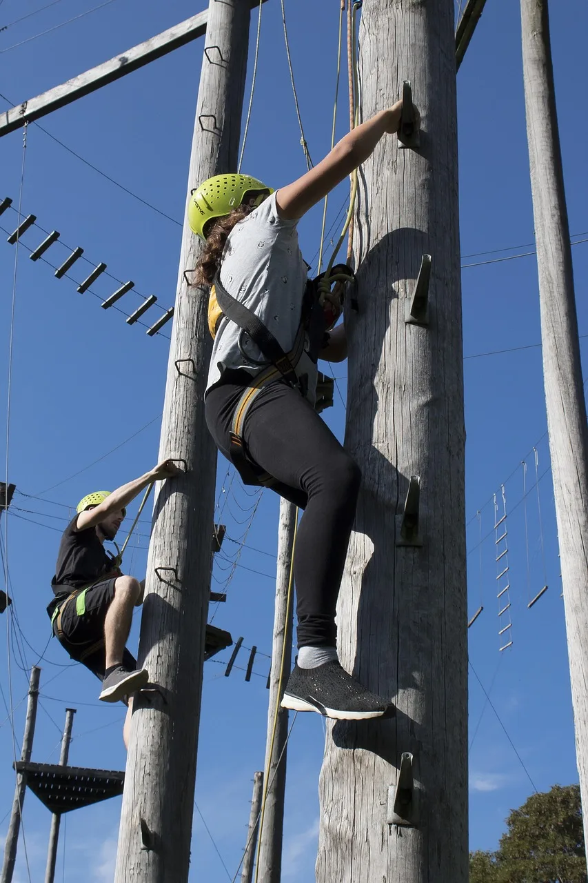 kurs linowy, aktorzy, facet, kobieta, słoneczny, team building środek, niebo, niebieski